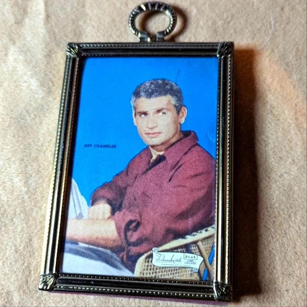 New Vintage Mid-Century Picture Frame- Ornate metal 3.25x5 photo wall hanging